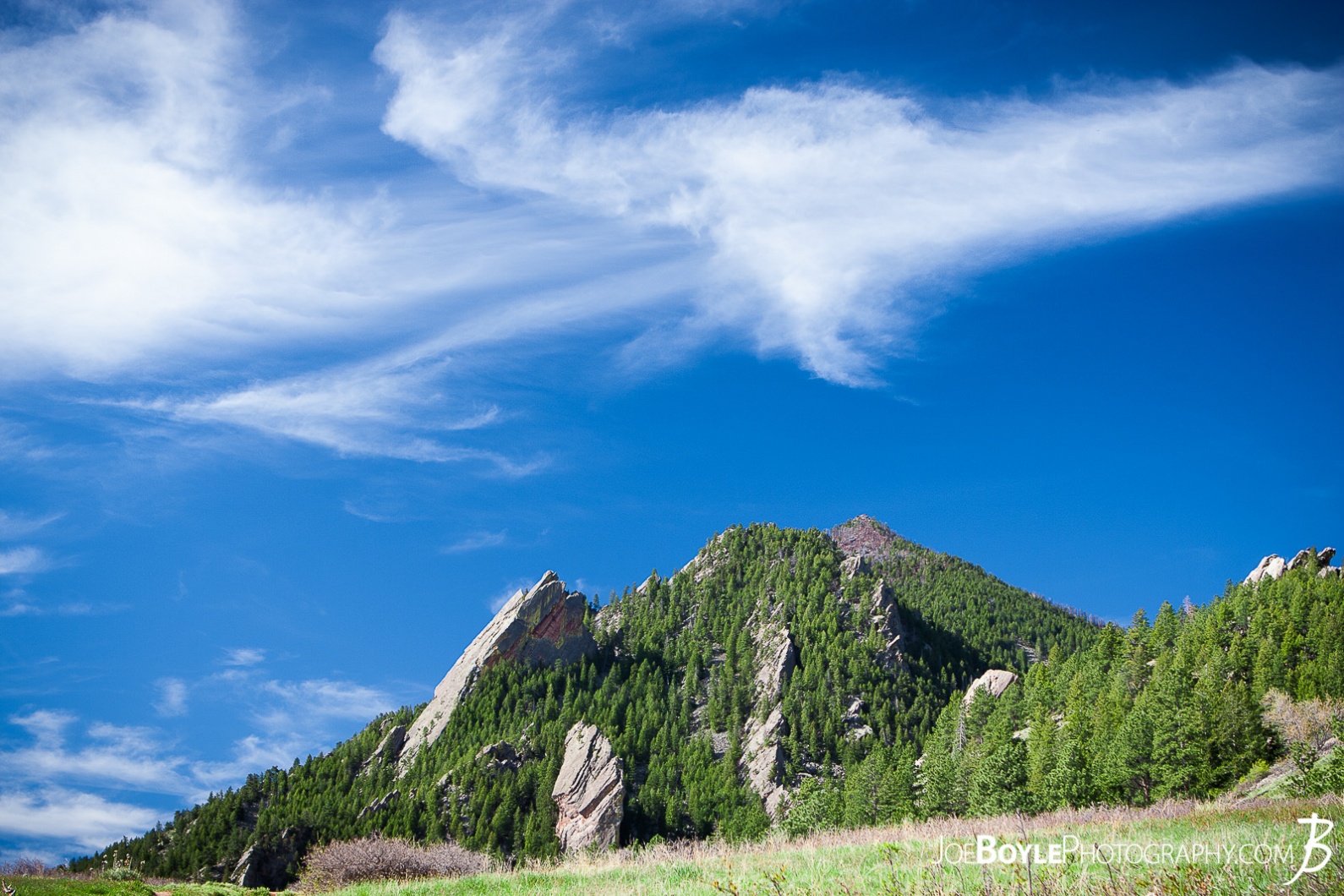 flat-irons-green-field-blue-sky-in-boulder-colorado-chautauqua-state-park-landscape